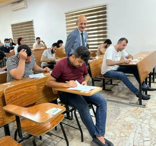 عميد كلية الطب يتفقد سير الامتحان العملي لطلبة المرحلة السادسة