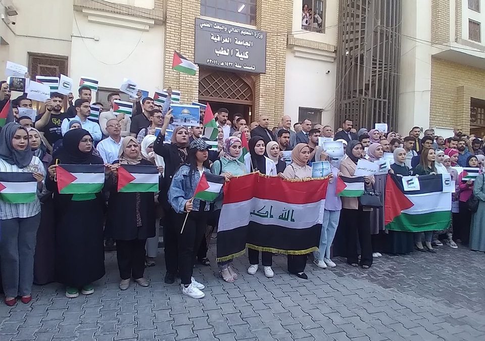 جانب من الوقفه الاحتجاجية التي نظمتها كلية الطب
