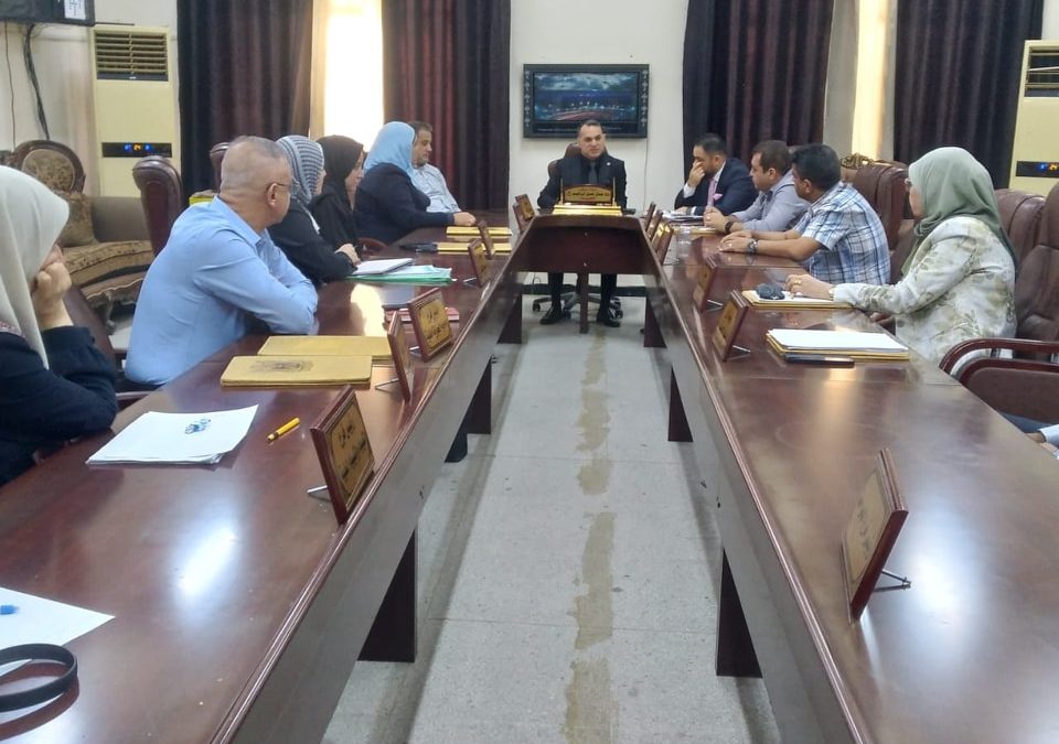 عميد كلية الطب يلتقي الكادر المتقدم ورؤساء الفروع العلمية ومسؤلي الشٌعب والوحدات الادارية