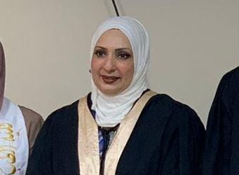 تدريسية  في كلية الطب عضواً في لجنة  مناقشة  رسالة ماجستير  في جامعة النهرين