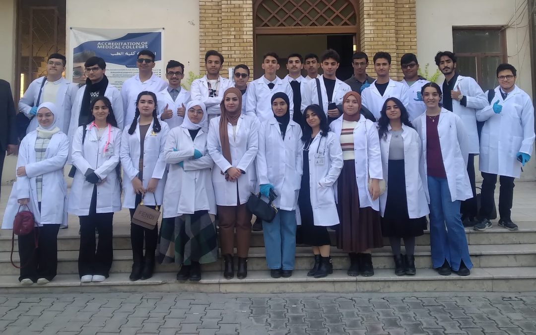 كلية الطب تستقبل طلبة مدرسة الموهوبين في زيارة علمية لـٍمختبراتها الطبية