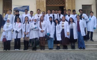 كلية الطب تستقبل طلبة مدرسة الموهوبين في زيارة علمية لـٍمختبراتها الطبية