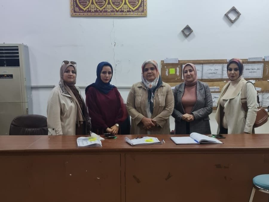 كلية الطب تقوم بزيارة ميدانية للاقسام الداخلية للطالبات