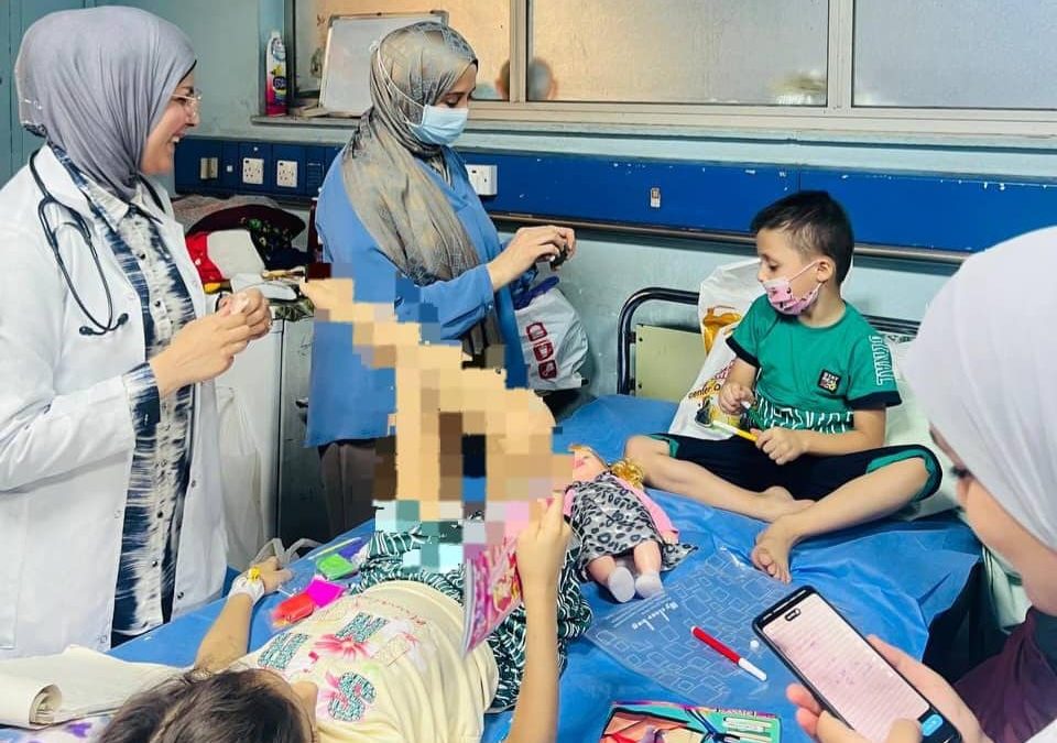 فرع طب الاطفال في كلية طب الجامعة العراقية يجري زيارة ميدانية برفقة  طلبة المرحلة السادسة   لزيارة مرضى الأورام السرطانية و اللوكيميا في مستشفى الطفل المركزي