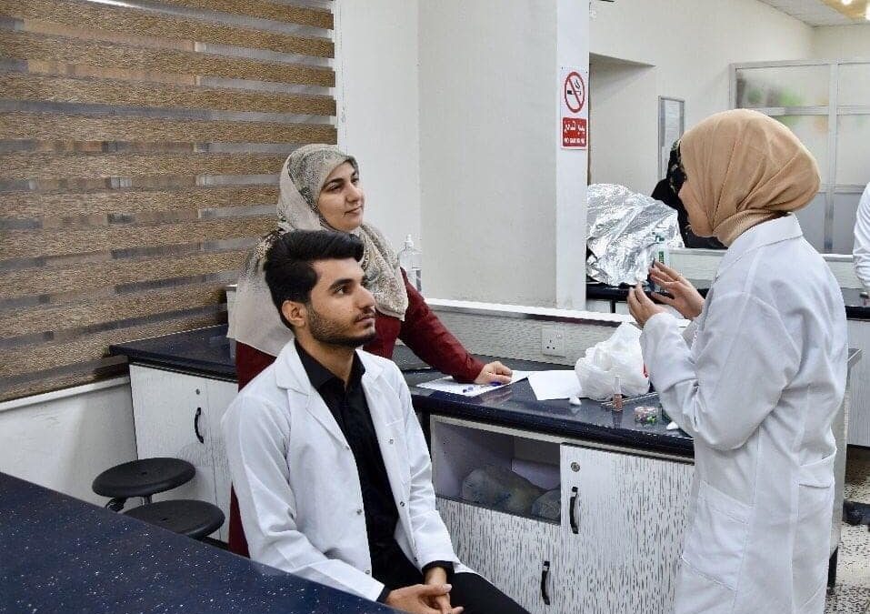 كلية الطب تجري الاختبار العملي لفحص الجهاز العصبي