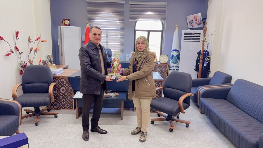 عميد كلية الطب يتسلم درع التميُّز وكأس بطولة الشطرنج