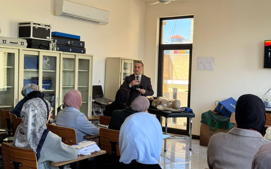 تدريب عملي لطلبة المرحلة الخامسة في كلية الطب بإشراف السيد عميد الكلية على استخدام السونار للمسالك البولية