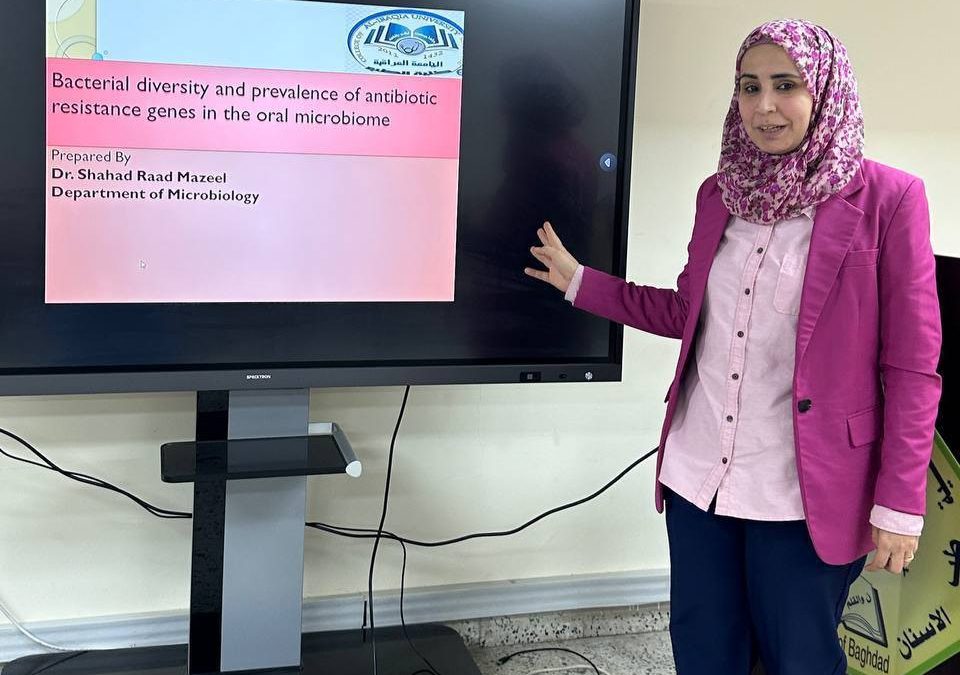 تدريسية في طب الجامعة العراقية تلقي سلسلة محاضرات بالهندسة الوراثية في جامعة بغداد
