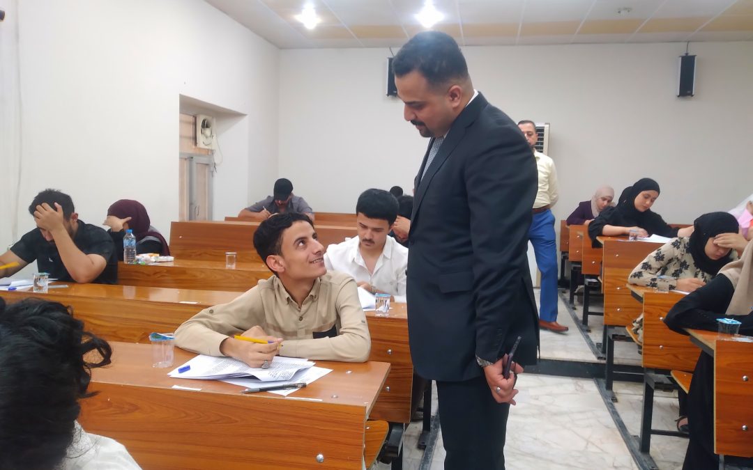 معاون عميد كلية الطب للشؤون العلمية يتفقد سير امتحانات الدور الثاني لطلبة الدراسات الأولية والعليا