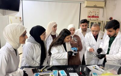 مجموعة بحثية من طلاب المرحلة الثالثة تباشر بحثها حول التهاب المفاصل Rheumatoid arthritis