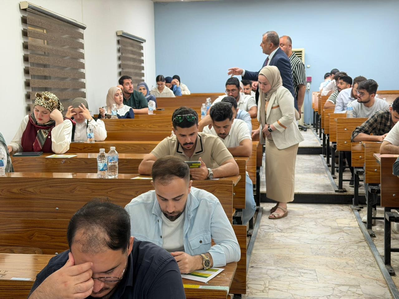 استمرار اداء الامتحانات النهائية الوزارية لطلبة المرحلة السادسة واستقبال اللجنة الوزارية المكلفة بمتابعة سير الامتحانات في كلية الطب