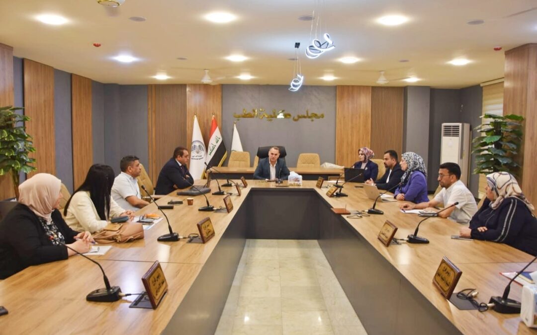 كلية الطب تعقد اجتماعاً موسّعاً للجنة المناهج لتعزيز التكامل بين المناهج والاعتمادية والتعليم الطبي