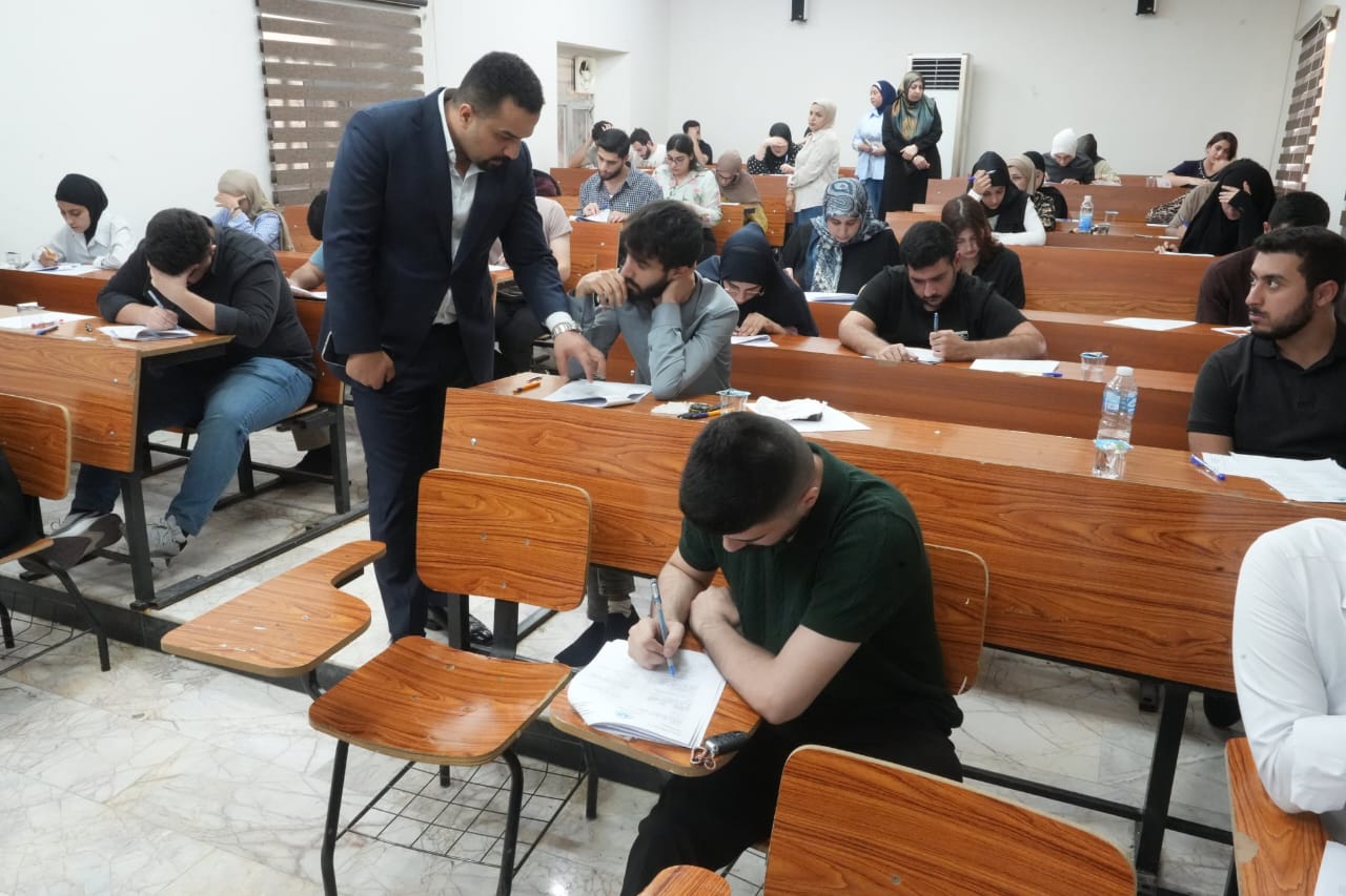 معاون عميد كلية الطب للشؤون العلمية يتفقد سير امتحانات الدور الثاني لطلبة الدراسات الأولية في الجامعة العراقية