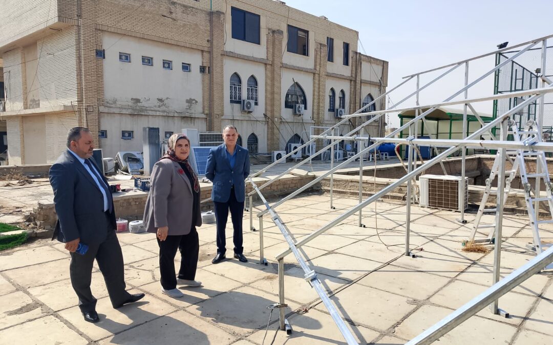 في إطار توجهها نحو الاستدامة والطاقة النظيفة عميد كلية الطب يطلع على موقع نصب منظومة الطاقة الشمسية