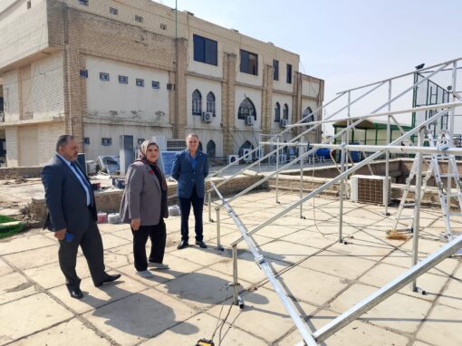في إطار توجهها نحو الاستدامة والطاقة النظيفة عميد كلية الطب يطلع على موقع نصب منظومة الطاقة الشمسية