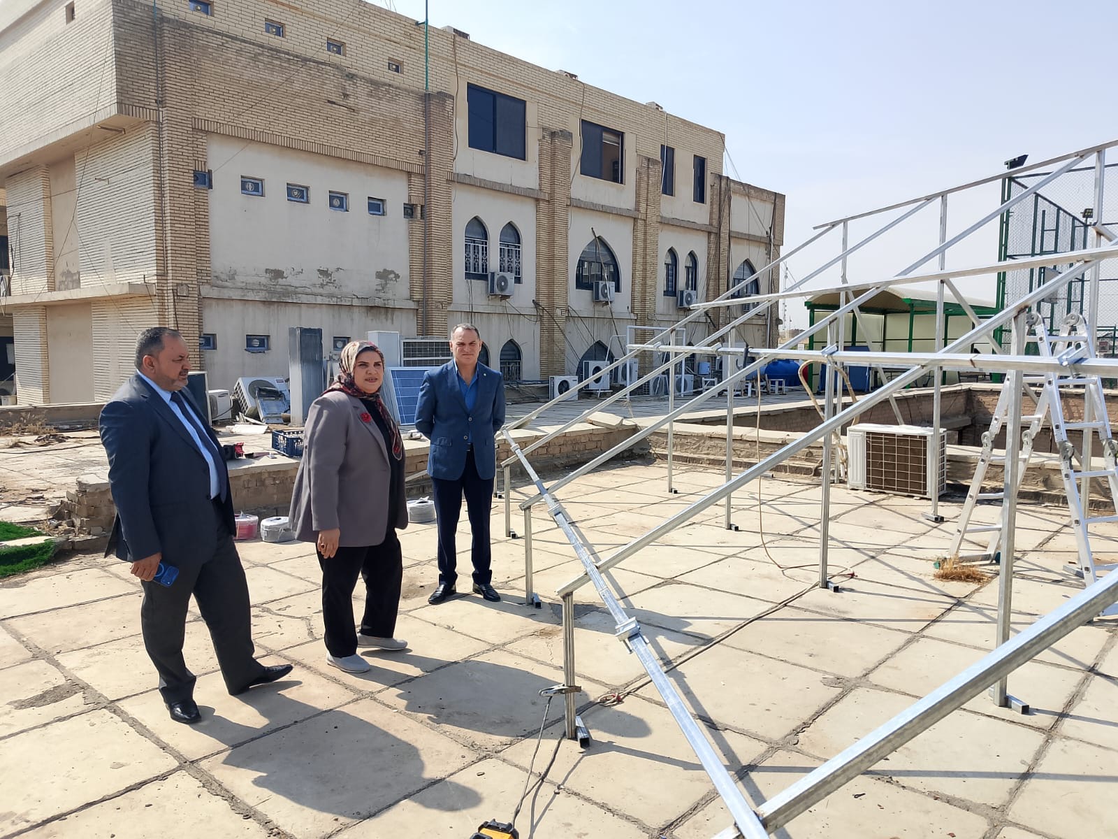 في إطار توجهها نحو الاستدامة والطاقة النظيفة عميد كلية الطب يطلع على موقع نصب منظومة الطاقة الشمسية